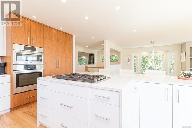 8518 Tribune Terr, House detached with 5 bedrooms, 3 bathrooms and 4 parking in North Saanich BC | Image 19