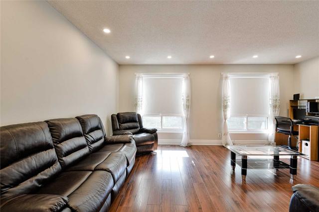 35 Carleton Pl, Townhouse with 3 bedrooms, 2 bathrooms and 2 parking in Brampton ON | Image 37