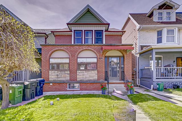 898 Dovercourt Rd, House detached with 3 bedrooms, 3 bathrooms and 2 parking in Toronto ON | Image 1
