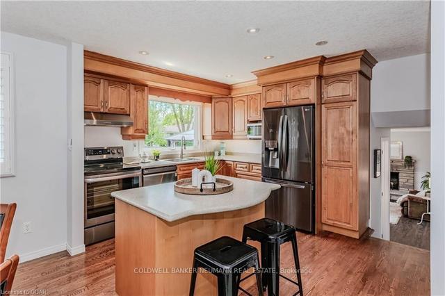 23 Meadow Cres, House detached with 4 bedrooms, 3 bathrooms and 3 parking in Guelph ON | Image 5