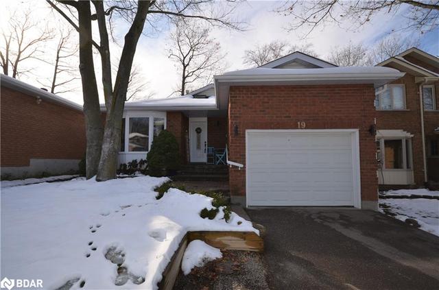 19 Irwin Drive Drive, House detached with 4 bedrooms, 3 bathrooms and 3 parking in Barrie ON | Image 1
