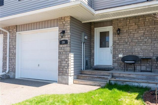 39 Winston Ave, Townhouse with 3 bedrooms, 3 bathrooms and 2 parking in Petawawa ON | Image 3