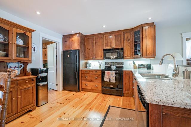 94 Wilkinson Dr, House detached with 4 bedrooms, 3 bathrooms and 7 parking in Kawartha Lakes ON | Image 2