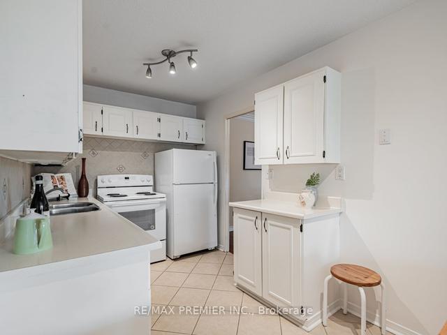 301 - 270 Scarlett Rd, Condo with 2 bedrooms, 2 bathrooms and 1 parking in Toronto ON | Image 2