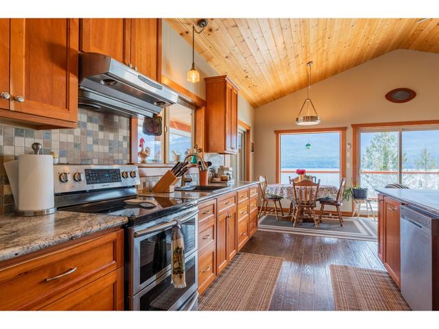 3558 Sprague St, House detached with 3 bedrooms, 4 bathrooms and null parking in Central Kootenay D BC | Image 72