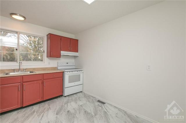 5 - 1661 Heron Road, Townhouse with 3 bedrooms, 2 bathrooms and 1 parking in Ottawa ON | Image 14