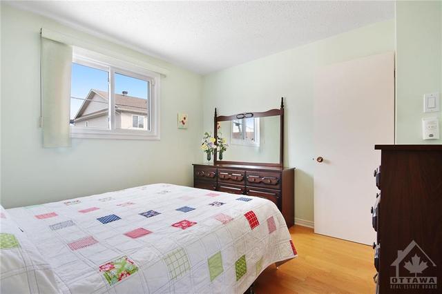 287 Montfort St, House detached with 3 bedrooms, 2 bathrooms and 2 parking in Ottawa ON | Image 18