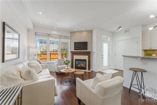 515 Strasbourg St, Townhouse with 4 bedrooms, 3 bathrooms and 2 parking in Ottawa ON | Image 7