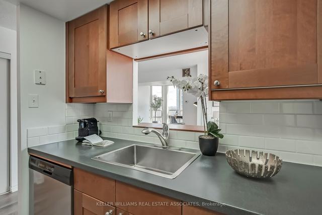 2303 - 285 Enfield Pl, Condo with 2 bedrooms, 2 bathrooms and 1 parking in Mississauga ON | Image 14