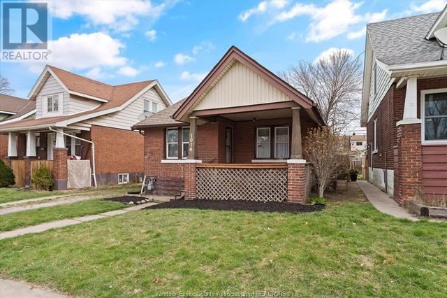 1014 Felix Ave, House detached with 3 bedrooms, 1 bathrooms and null parking in Windsor ON | Image 2