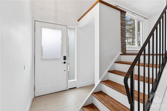 H - 15 Banner Rd, Townhouse with 3 bedrooms, 2 bathrooms and 1 parking in Ottawa ON | Image 2