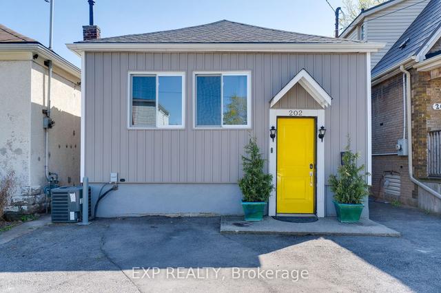 202 Roxborough Ave, House detached with 2 bedrooms, 2 bathrooms and 1 parking in Hamilton ON | Image 1