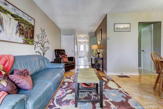 104 Foster Cres, Townhouse with 3 bedrooms, 3 bathrooms and 1 parking in Brampton ON | Image 4