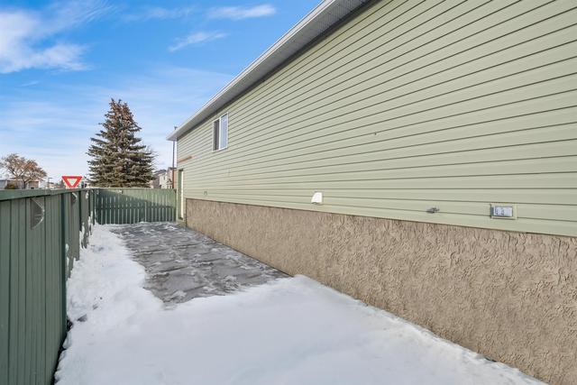 140 Martinbrook Road Ne, House detached with 5 bedrooms, 2 bathrooms and 4 parking in Calgary AB | Image 32