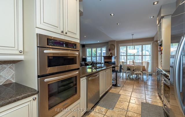 8 Carriage House Ct, House attached with 3 bedrooms, 4 bathrooms and 4 parking in Richmond Hill ON | Image 4