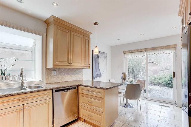 6 Waring Crt, House detached with 4 bedrooms, 4 bathrooms and 5 parking in Toronto ON | Image 6