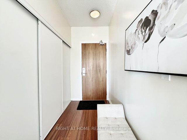 1704 - 30 Canterbury Pl, Condo with 1 bedrooms, 1 bathrooms and 1 parking in Toronto ON | Image 2