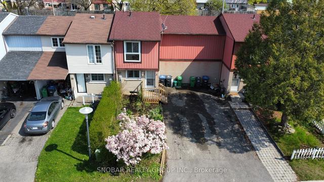 11 Jason Sq, House attached with 3 bedrooms, 2 bathrooms and 2 parking in Brampton ON | Image 1
