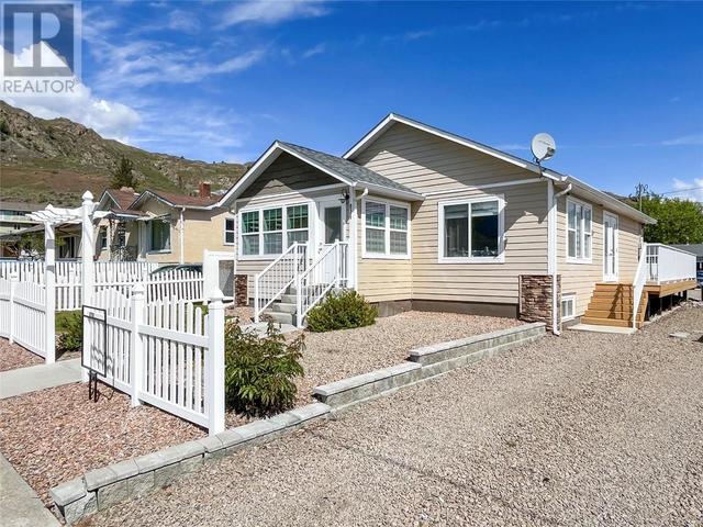 834 School Avenue, House detached with 4 bedrooms, 3 bathrooms and 3 parking in Oliver BC | Image 2