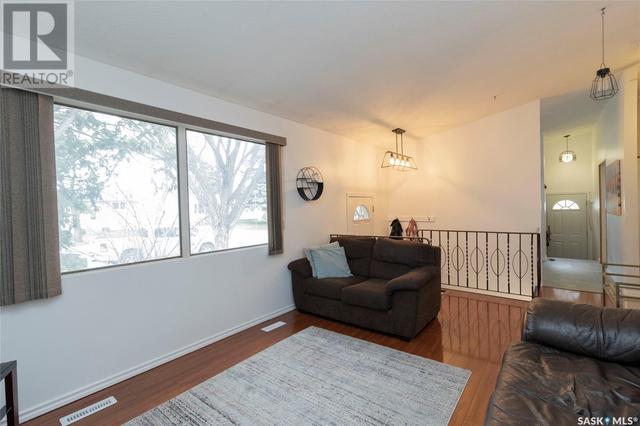 320 Simon Fraser Cres, House detached with 2 bedrooms, 1 bathrooms and null parking in Saskatoon SK | Image 3