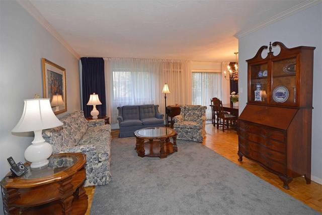 106 - 800 Kennedy Rd, Condo with 3 bedrooms, 2 bathrooms and 1 parking in Toronto ON | Image 3
