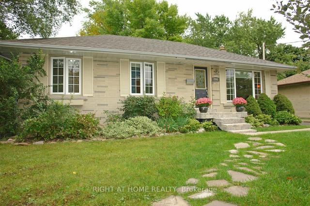 2042 Constance Dr, House detached with 3 bedrooms, 2 bathrooms and 4 parking in Oakville ON | Image 1
