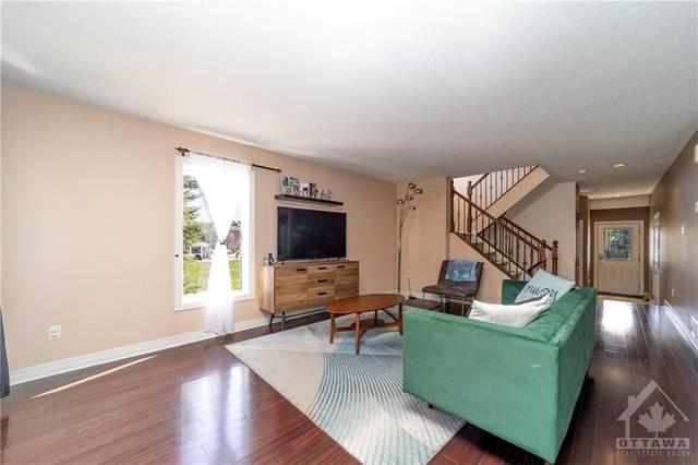 229 Felicia Cres, Townhouse with 4 bedrooms, 4 bathrooms and 2 parking in Ottawa ON | Image 4
