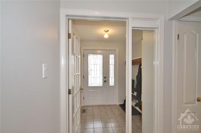 32 Flanders St, House detached with 3 bedrooms, 3 bathrooms and 5 parking in Ottawa ON | Image 2