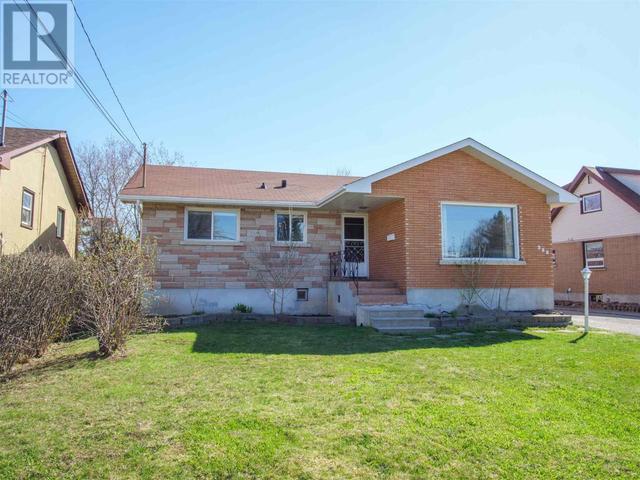 258 Windsor St W, House detached with 4 bedrooms, 2 bathrooms and null parking in Thunder Bay ON | Image 2