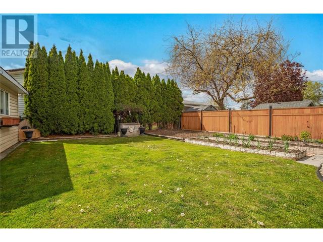 168 Bornais St E, House detached with 4 bedrooms, 3 bathrooms and 2 parking in Kelowna BC | Image 33