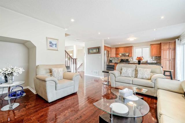 167 Gail Parks Cres, House semidetached with 3 bedrooms, 3 bathrooms and 4 parking in Newmarket ON | Image 3