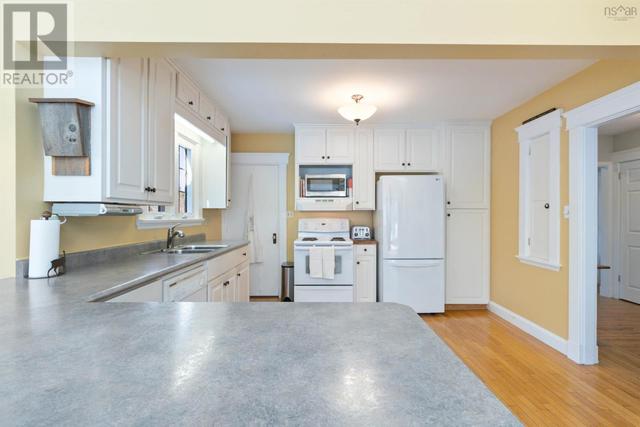 720 Main St, House detached with 3 bedrooms, 2 bathrooms and null parking in Mahone Bay NS | Image 9
