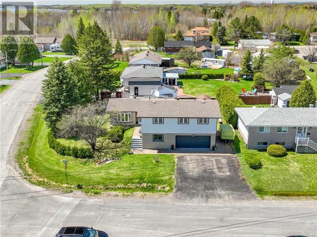 205 Laurin St, House detached with 5 bedrooms, 2 bathrooms and null parking in Greater Sudbury ON | Image 3