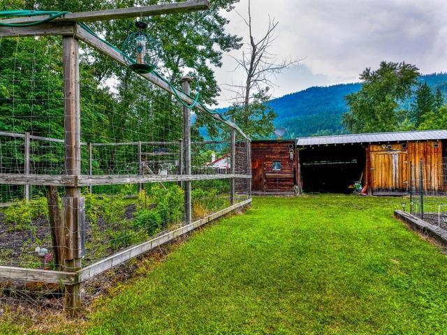 8918 Moyie Avenue, House detached with 2 bedrooms, 1 bathrooms and null parking in Central Kootenay B BC | Image 35