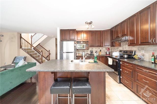 229 Felicia Cres, Townhouse with 4 bedrooms, 4 bathrooms and 2 parking in Ottawa ON | Image 8