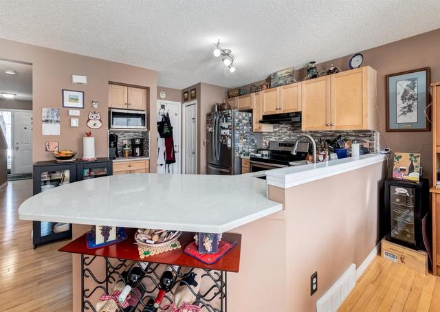 113 Royal Oak Gardens Nw, Home with 3 bedrooms, 1 bathrooms and 2 parking in Calgary AB | Image 3