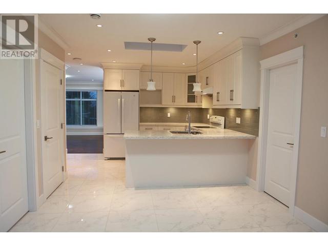 455 W 38th Ave, House detached with 10 bedrooms, 9 bathrooms and 2 parking in Vancouver BC | Image 2