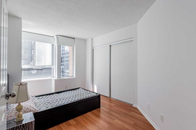 1315 - 711 Bay St, Condo with 2 bedrooms, 2 bathrooms and 1 parking in Toronto ON | Image 3