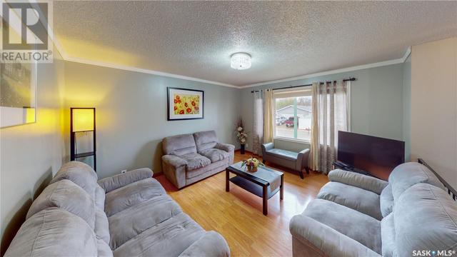 758 Sweeney St, House detached with 4 bedrooms, 2 bathrooms and null parking in Regina SK | Image 3