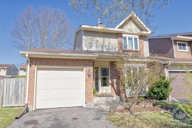 17 Fair Oaks Cres, Townhouse with 4 bedrooms, 2 bathrooms and 3 parking in Ottawa ON | Image 1