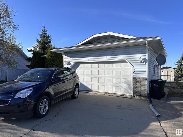 11047 105 St, House detached with 4 bedrooms, 2 bathrooms and 4 parking in Westlock AB | Image 2