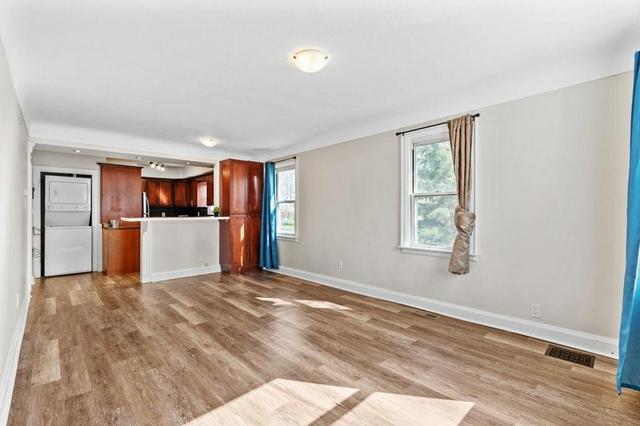 253 West 2nd St, House detached with 5 bedrooms, 2 bathrooms and 4 parking in Hamilton ON | Image 2