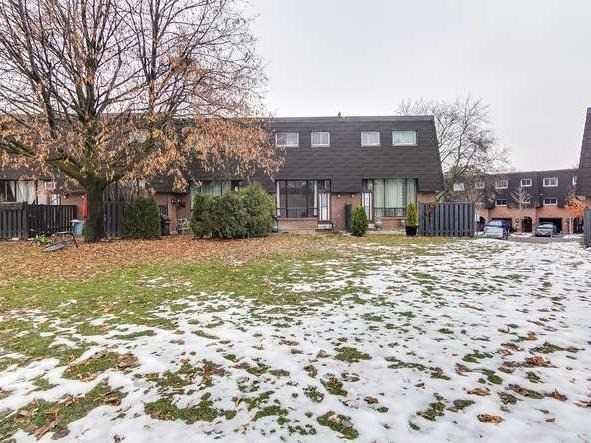 99 Darras Crt, Townhouse with 3 bedrooms, 2 bathrooms and 1 parking in Brampton ON | Image 16