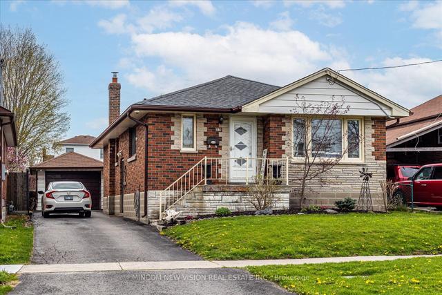126 Chadburn St, House detached with 3 bedrooms, 2 bathrooms and 5 parking in Oshawa ON | Image 1