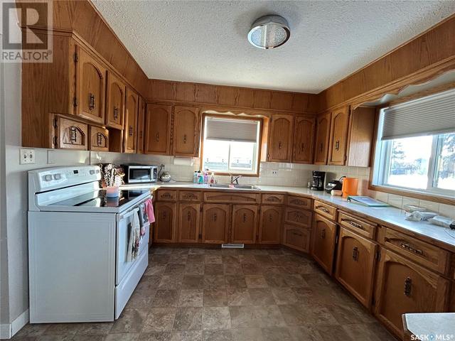 310 3rd Ave Ne, House detached with 4 bedrooms, 2 bathrooms and null parking in Ituna SK | Image 5