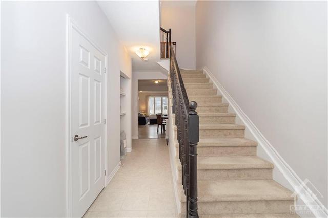 113 Pictou Cres, Townhouse with 3 bedrooms, 3 bathrooms and 3 parking in Ottawa ON | Image 4