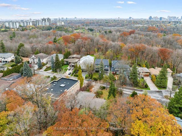 49 Timberlane Dr, House detached with 5 bedrooms, 4 bathrooms and 6 parking in Toronto ON | Image 2