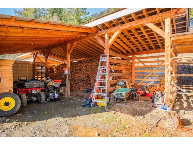3558 Sprague St, House detached with 3 bedrooms, 4 bathrooms and null parking in Central Kootenay D BC | Image 32