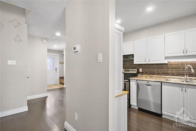 21 Woodpark Way, Townhouse with 3 bedrooms, 2 bathrooms and 3 parking in Ottawa ON | Image 4