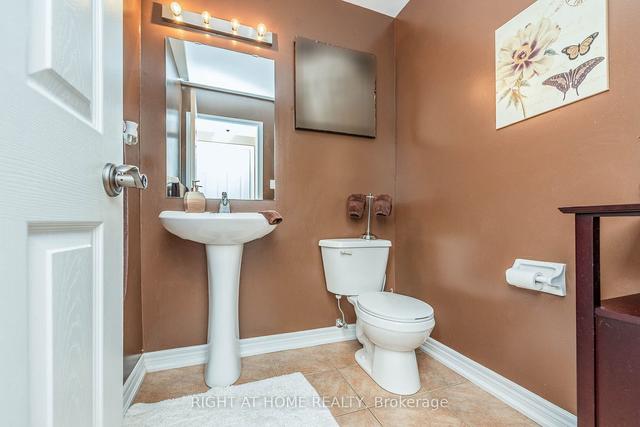 49 Oak Park Cres, House attached with 3 bedrooms, 3 bathrooms and 5 parking in Vaughan ON | Image 5